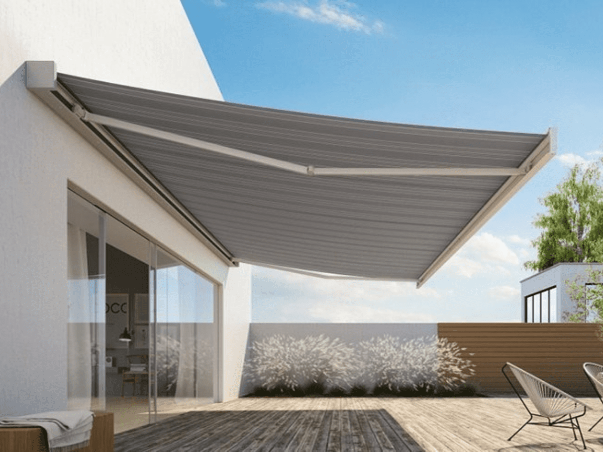 classic weinor Kubata electric canopy shading a patio in a sleek grey colour