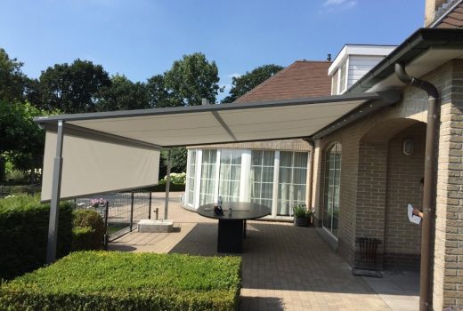 weinor Plaza Viva pergola with valance attached to the back of the house