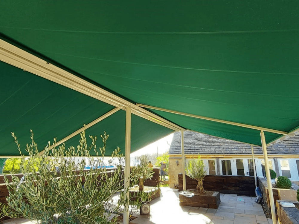 The Markilux Pergola and two 12m x 4m projection green awnings provide an inviting and spacious outdoor eating area for customers of a farmshop in Cheltenham, perfect for enjoying meals and drinks in the fresh air.