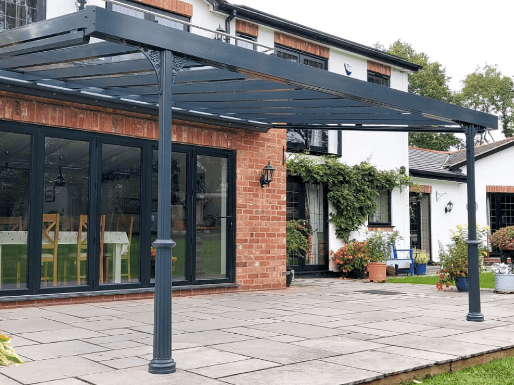 The Milwood Simplicity glass roof combined with a Markilux underawning provides the perfect solution to experience both comfort and style in your outdoor living space, allowing for an enjoyable and functional outdoor living experience.