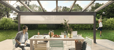 The Weinor Sempra, winner of the iF design award, is a glass roof veranda that impresses with its timeless shapes and clear lines. This elegant and sophisticated addition to any outdoor space provides protection from the elements without sacrificing style.