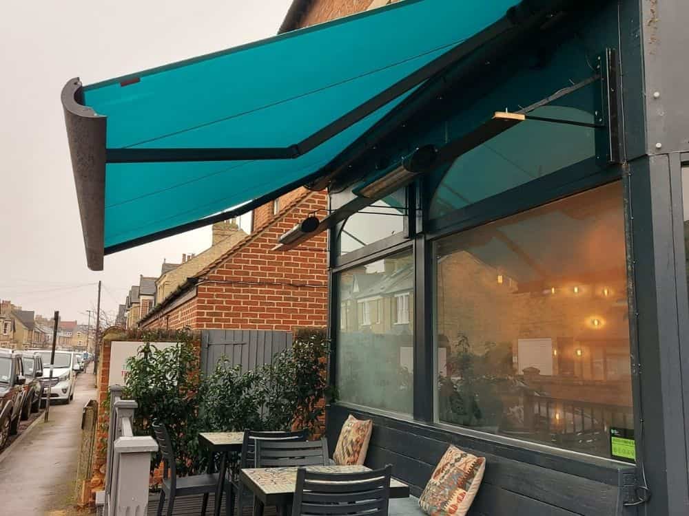 Following the fitting of a Tarasola Loft on the back of El Ricon restaurant to increase restaurant space, the owners decided to have two weinor Opal II design awnings fitted to the front of the restaurant in Oxford
