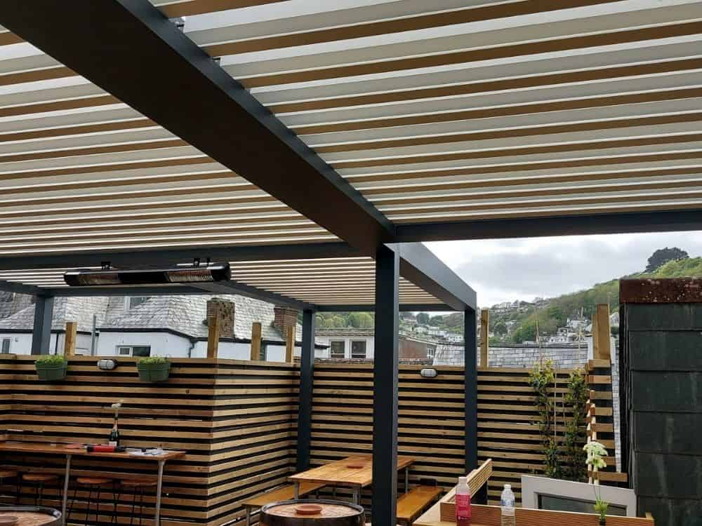 The Golden Guinea in Cornwall now offers an improved outdoor experience thanks to the installation of four Tarasola Technic louvred roofs integrated into one structure, providing shade and protection from the elements.