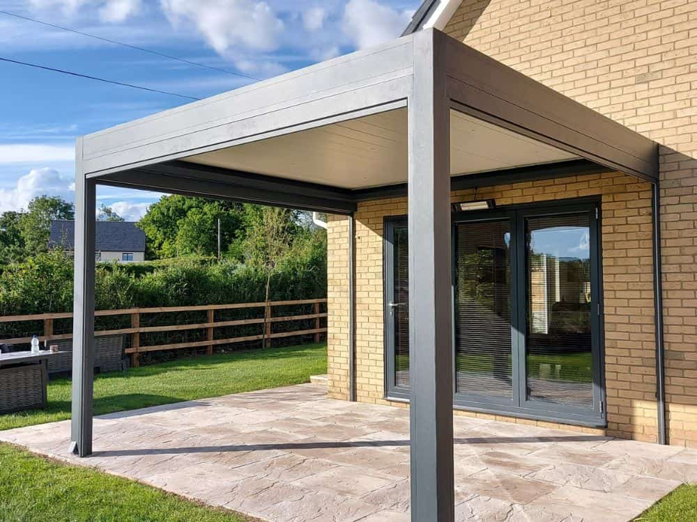 The Tarasola Technic louvred roof in Ross-on-Wye adds both elegance and comfort to your outdoor living space with its cream white louvres, LED spotlights, 3 Tarasola zip screens, and infrared heater, allowing for an enjoyable outdoor living experience regardless of the weather.