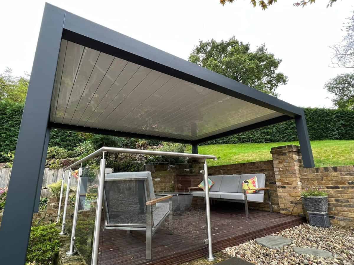 The Seesky bio louvred roof pergola, 4x5m, offers the perfect solution to elevate your outdoor living experience, providing a solid and stylish design that creates a unique and enjoyable outdoor space. With a bioclimatic roof, this pergola offers both shade and ventilation, making it perfect for all types of weather, while its sleek and modern design adds value and functionality to your home.