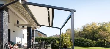 The KE Xtesa is a beautifully designed, fully waterproof retractable canopy with spatial awareness, ideal for those with minimal space. Its compact design and rolling back feature make it a perfect retractable pergola awning solution.